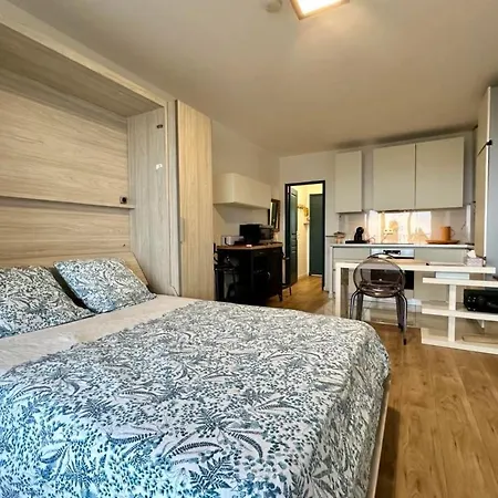 Apartment Charming Studio Near The Sea